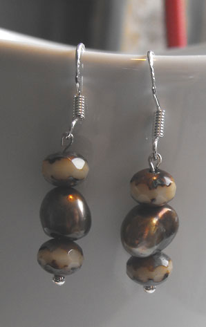 brown-pearl-earrings